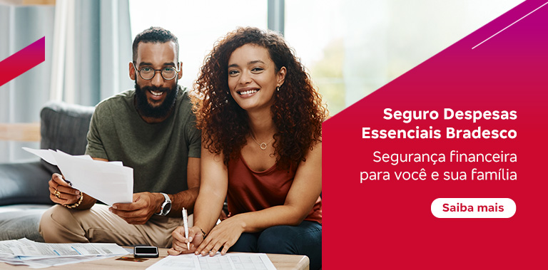 #BradescoAcessivel #PraTodoMundoVer Seguro Despesas Essenciais Bradesco Segurança financeira para você e sua família Saiba mais Imagem: A imagem é composta de foto, à direita, de um casal sentados no sofá, assinando papeis com expressão alegre e confortável. À esquerda, está o texto, em fundo nas cores roxo e vermelho.