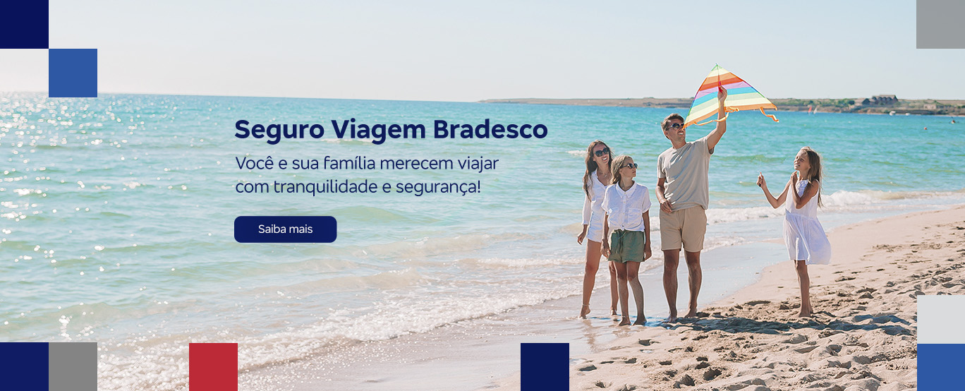 #BradescoAcessível #PraTodoMundoVer: Banner com imagem de praia composto por elementos quadrados nas extremidades, nos tons de azul, vermelho e cinza. Na frente, na parte central, temos uma família andando na areia, sendo uma mulher de cabelos longos, óculos e blusa branca, duas crianças também vestindo roupas brancas, sendo que uma também usa óculos escuros, e um homem de óculos escuros e camisa bege. O homem segura uma pipa colorida, apontando-a para o céu azul e ensolarado. Em destaque, temos os seguintes dizeres: 'Seguro Viagem Bradesco. Você e sua família merecem viajar com tranquilidade e segurança! Saiba mais”.