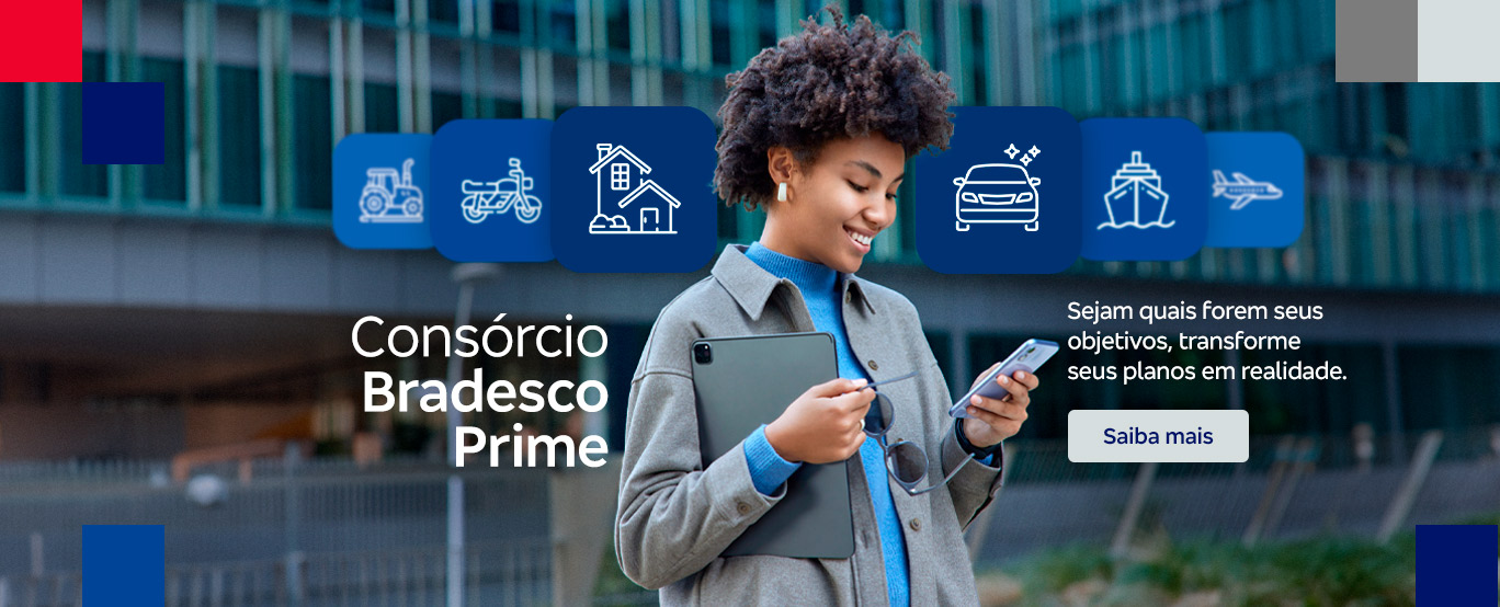 #BradescoAcessível #PraTodoMundoVer: Banner permeado nas extremidades por elementos quadrados nos tons de azul, vermelho e cinza. Em destaque, temos a imagem de uma mulher sorrindo enquanto segura um tablet e observa seu smartphone. Além disso, observamos os seguintes dizeres — os quais são acompanhados de ícones que remetem à viagens e outras conquistas: 'Consórcio Bradesco Prime. Seja quais forem seus objetivos, transforme seus planos em realidade. Saiba mais'.