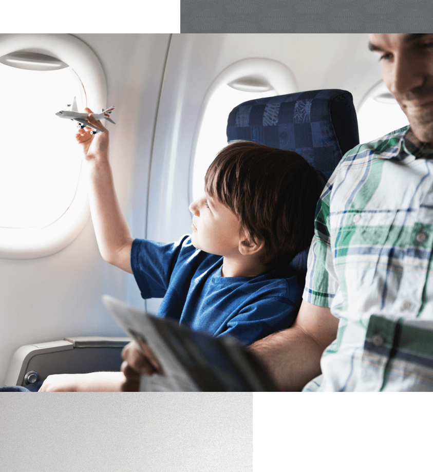 Criança e Adulto dentro do avião