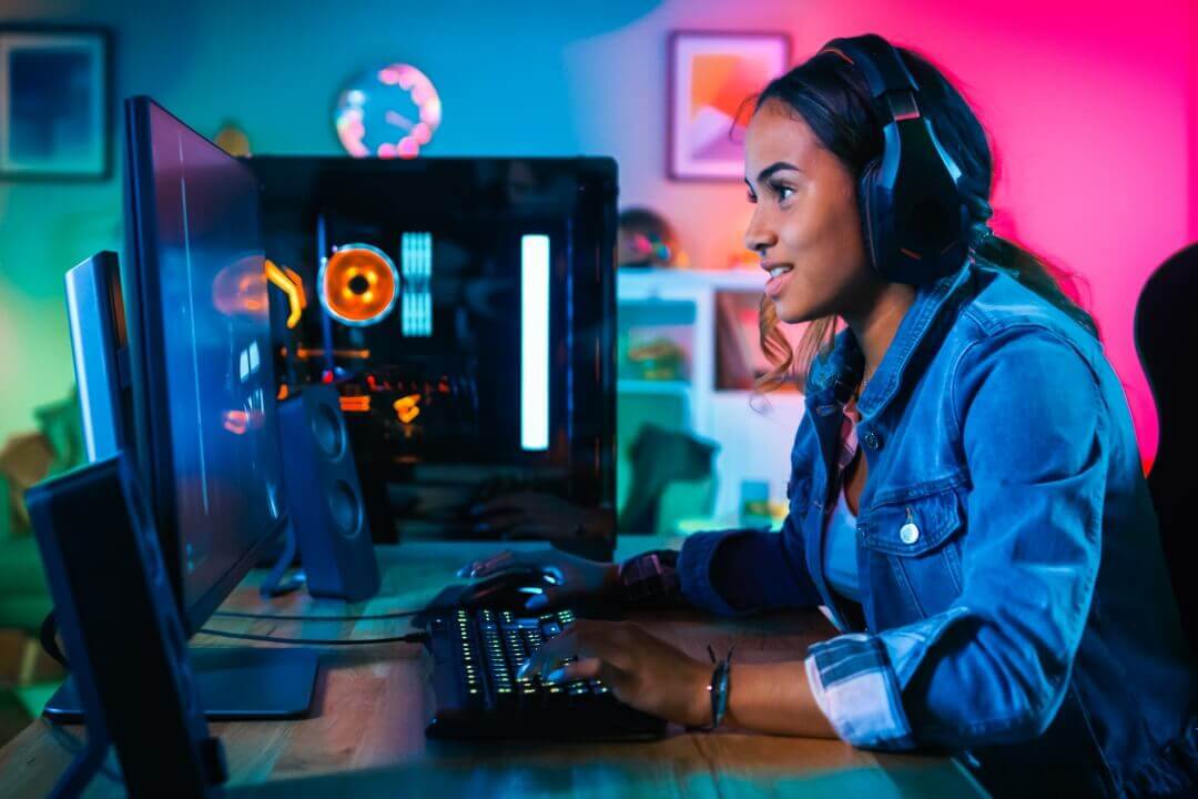 mulher com fones de ouvido sentada na frente de um computador