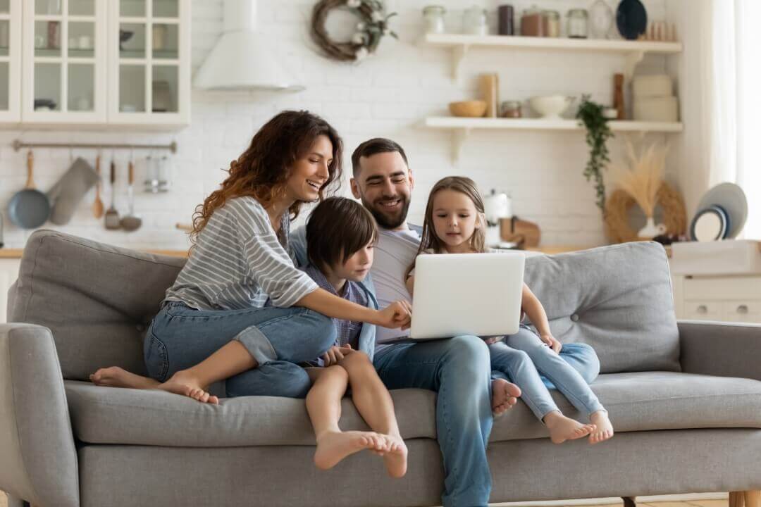 Família olhando a tela de um laptop