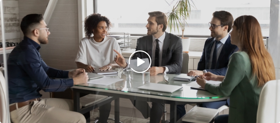 Um grupo de pessoas conversando sentado em volta de uma mesa