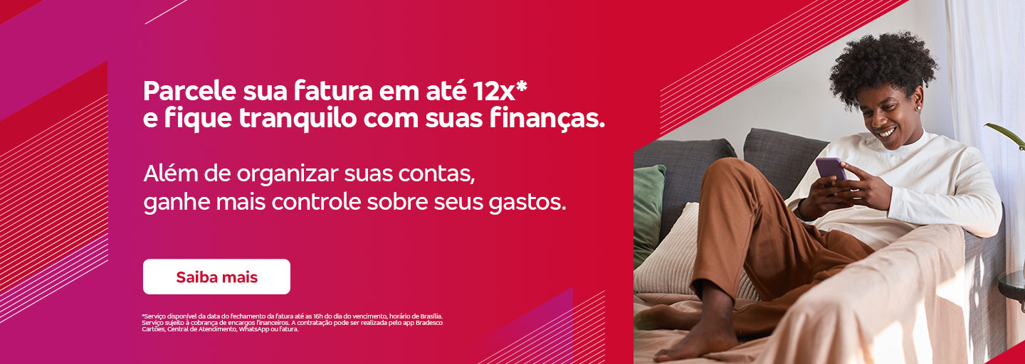 #BradescoAcessível #PraTodoMundoVer Texto: Texto: Parcele sua fatura em até 12x* e fique tranquilo com suas finanças. Além de organizar suas contas, ganhe mais controle sobre seus gastos. Botão: Saiba mais. Texto legal: *Serviço disponível da data do fechamento da fatura até as 16h do dia do vencimento, horário de Brasília. Serviço sujeito à cobrança de encargos financeiros. A contratação pode ser realizada pelo app Bradesco Cartões, Central de Atendimento ou WhatsApp.
            Imagem: : A imagem é uma peça publicitária com fundo em dégradé de vermelho e rosa. À esquerda, há a foto de uma pessoa sorrindo, sentada em um sofá, usando um smartphone. À direita, estão texto, botão e texto legal